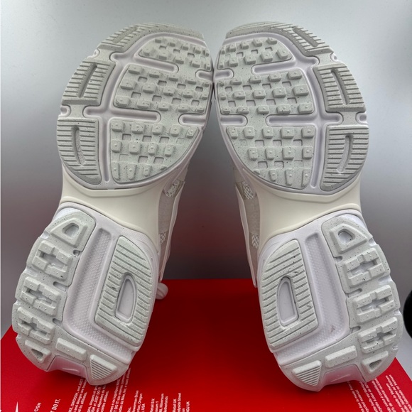 Nike V2K Run White Summit White BRAND NEW Size 10 Women - Picture 8 of 9